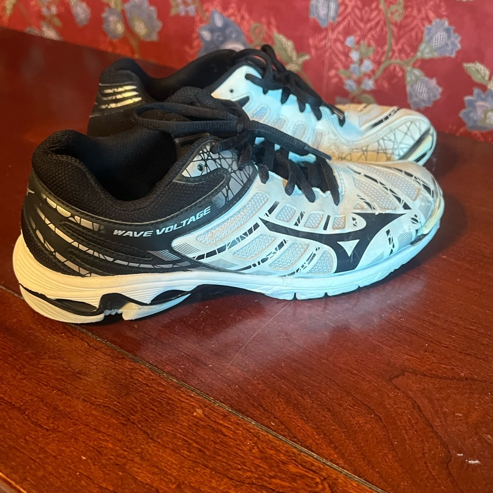 ASIC women volleyball shoes, size 7, excellent condition.